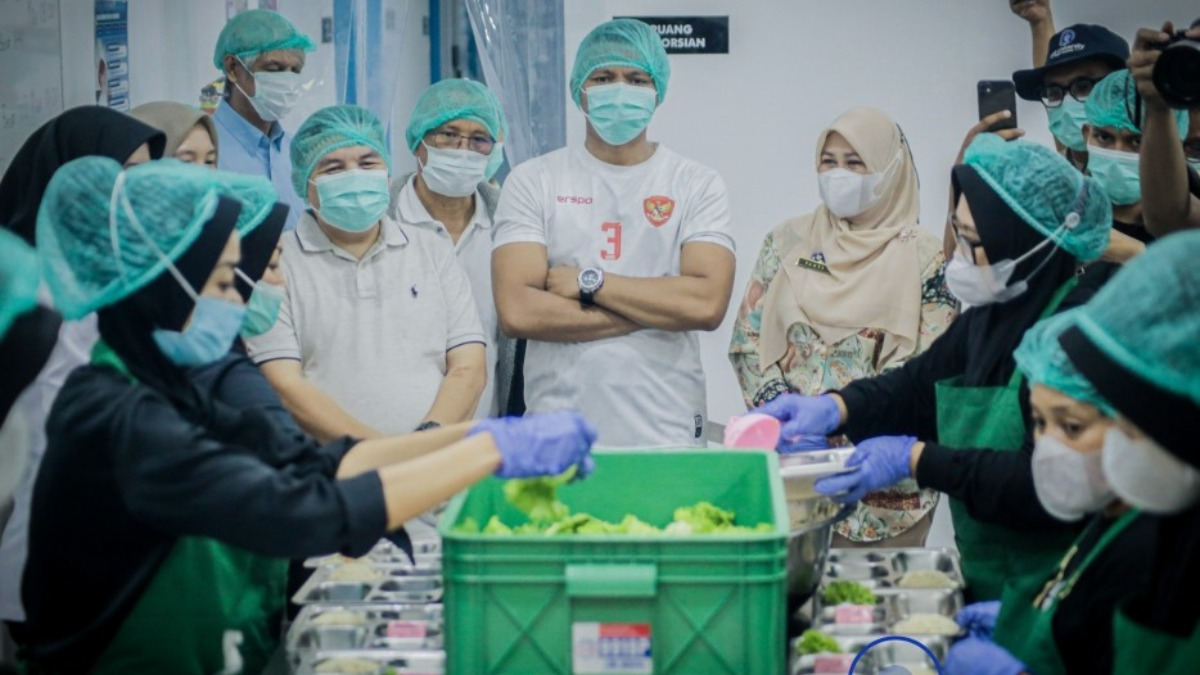 Wakil Wali Kota Bogor Jenal Mutaqin saat meninjau SPPG di Gang Selot.