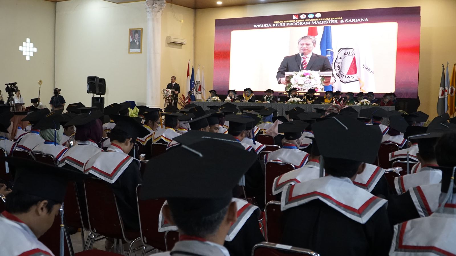 Kepala Dinas Pendidikan Kota Bogor,Hery Karnadi saat menyampaikan sambutan di wisuda UNB Bogor.