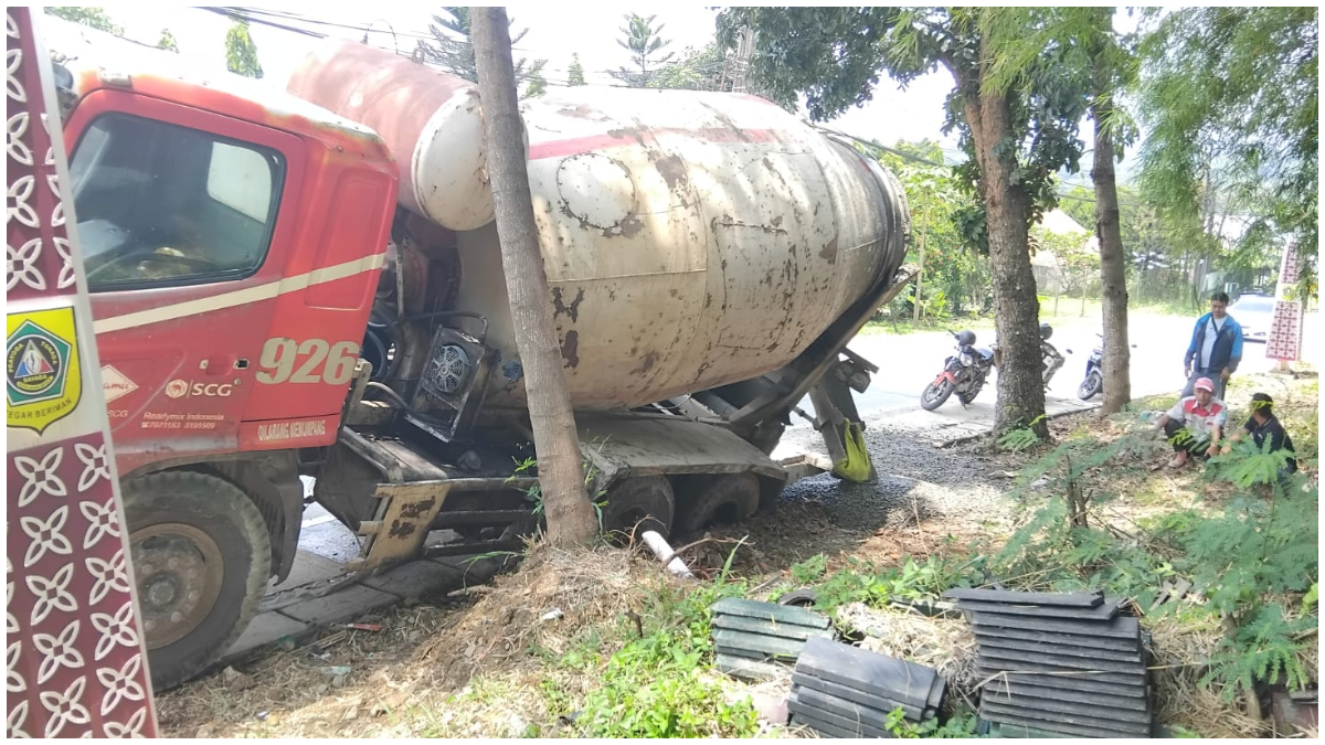 Kondisi truk molen yang terperosok di Jalan Raya Cijayanti, Kecamatan Babakan Madang, Kabupaten Bogor, Sabtu 18 Oktober 2025.