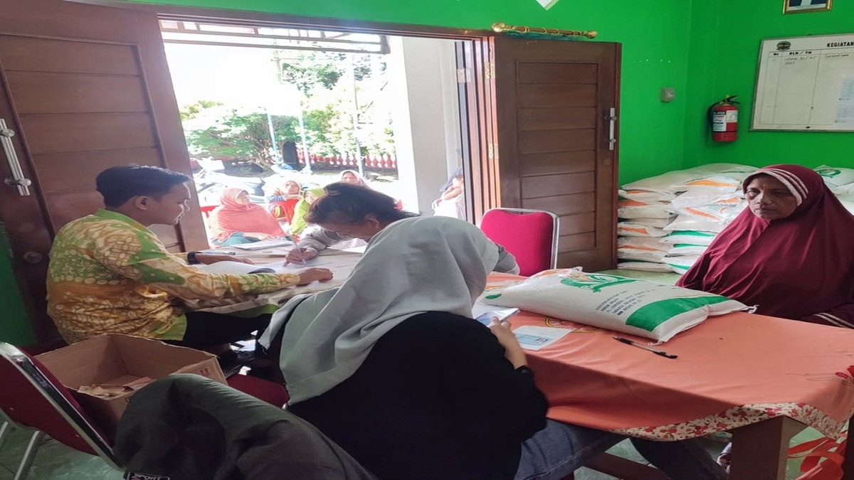 Ilustrasi: KPM menerima bantuan sosial (bansos) beras.