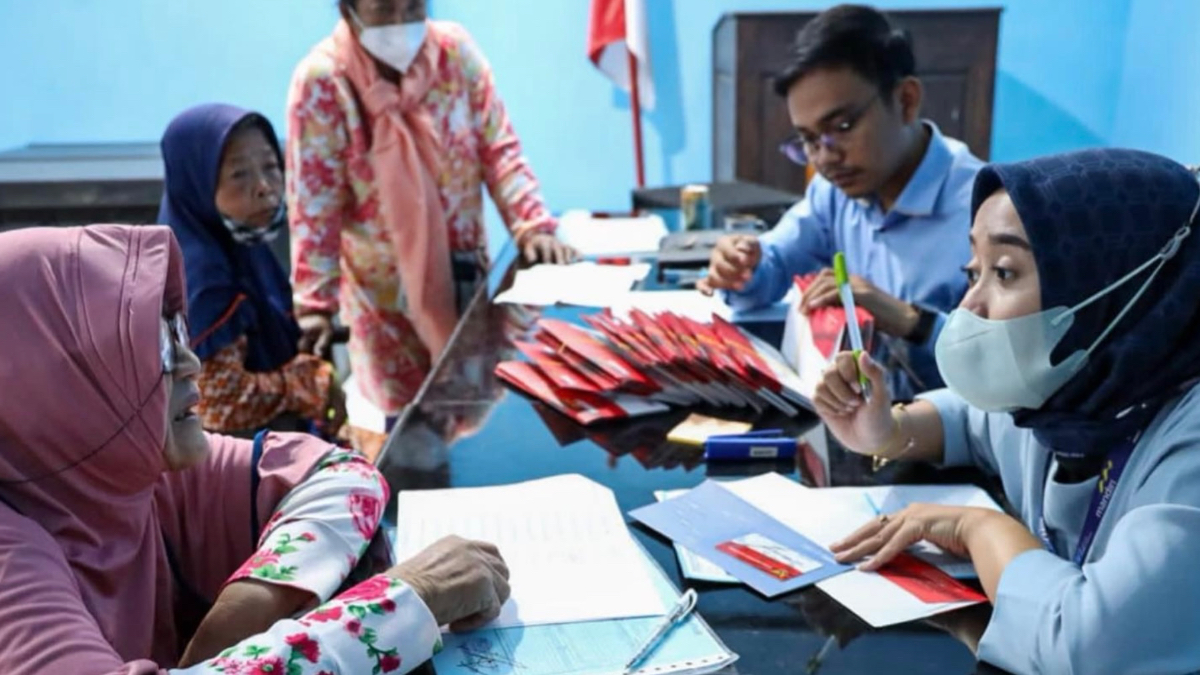 Ilustrasi: Penyaluran bantuan sosial (bansos).