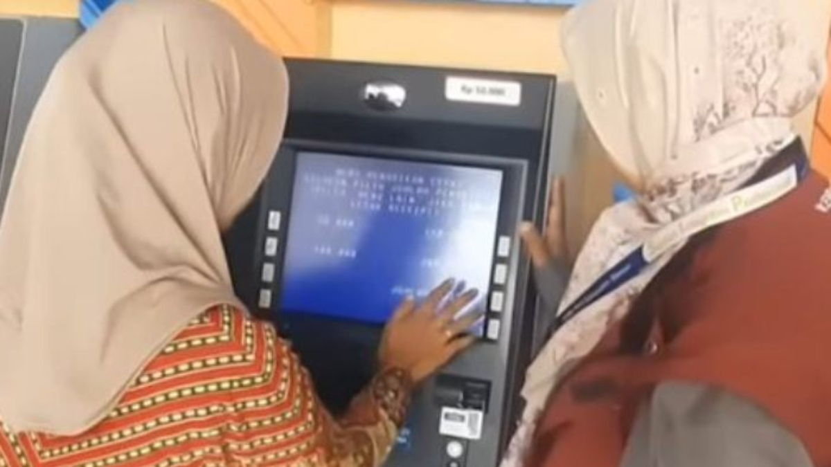 Ilustrasi: KPM sedang mengecek saldo bansos di ATM.&nbsp;