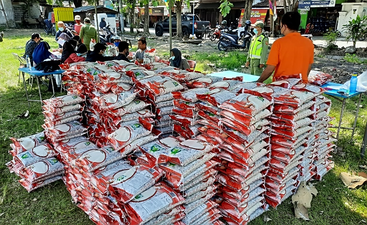 Ilustrasi penyaluran bansos beras dan minyak goreng.