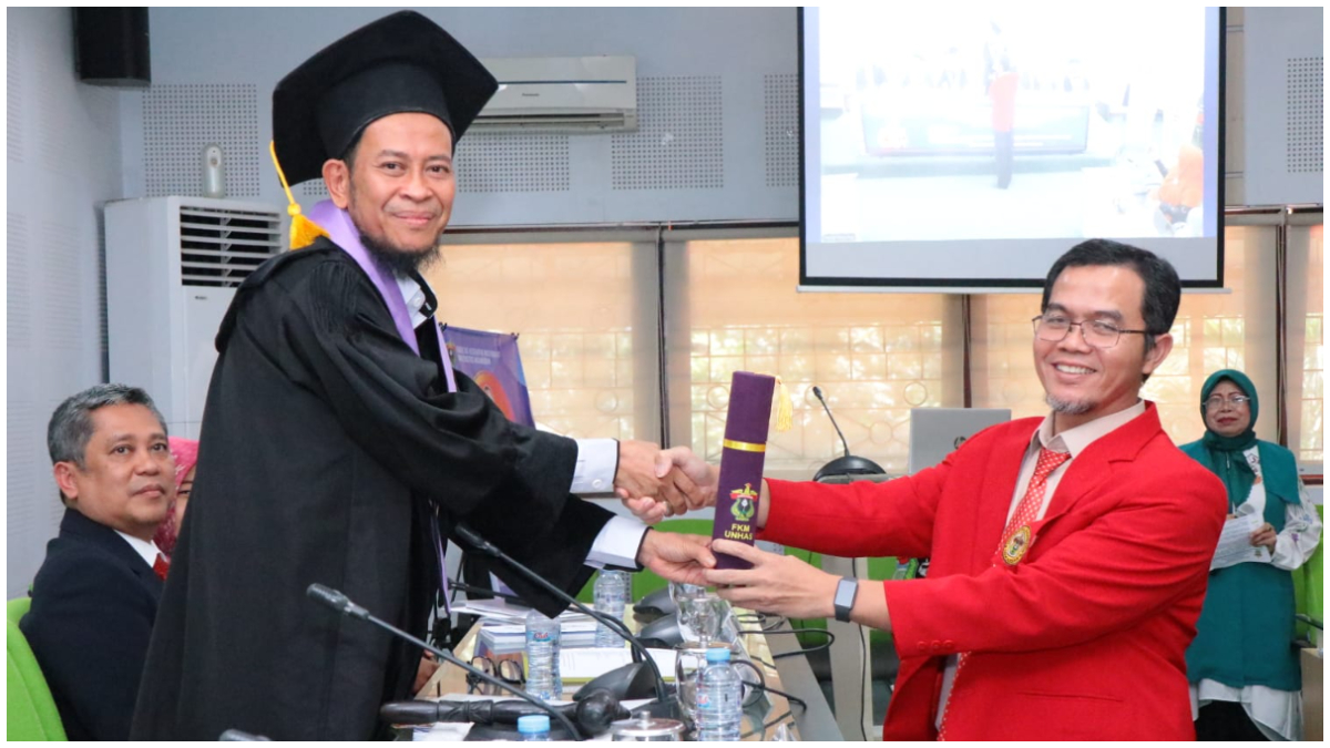Ketua IDI Kabupaten Bogor, dr. Kornadi setelah menyelesaikan sidang disertasinya di FKM Unhas