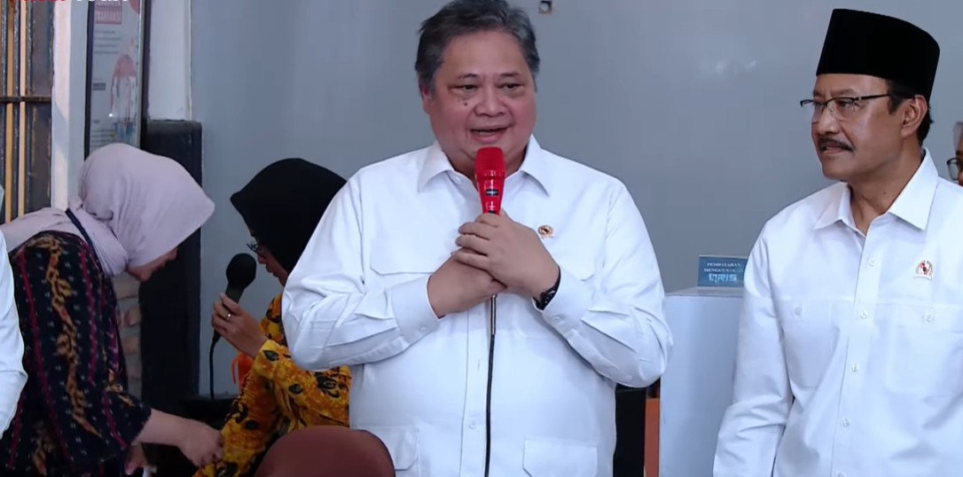 Menko Bidang Perekonomian Airlangga Hartarto dan Menteri Sosial Syaifullah Yusuf saat menyalurkan BLT Kesra