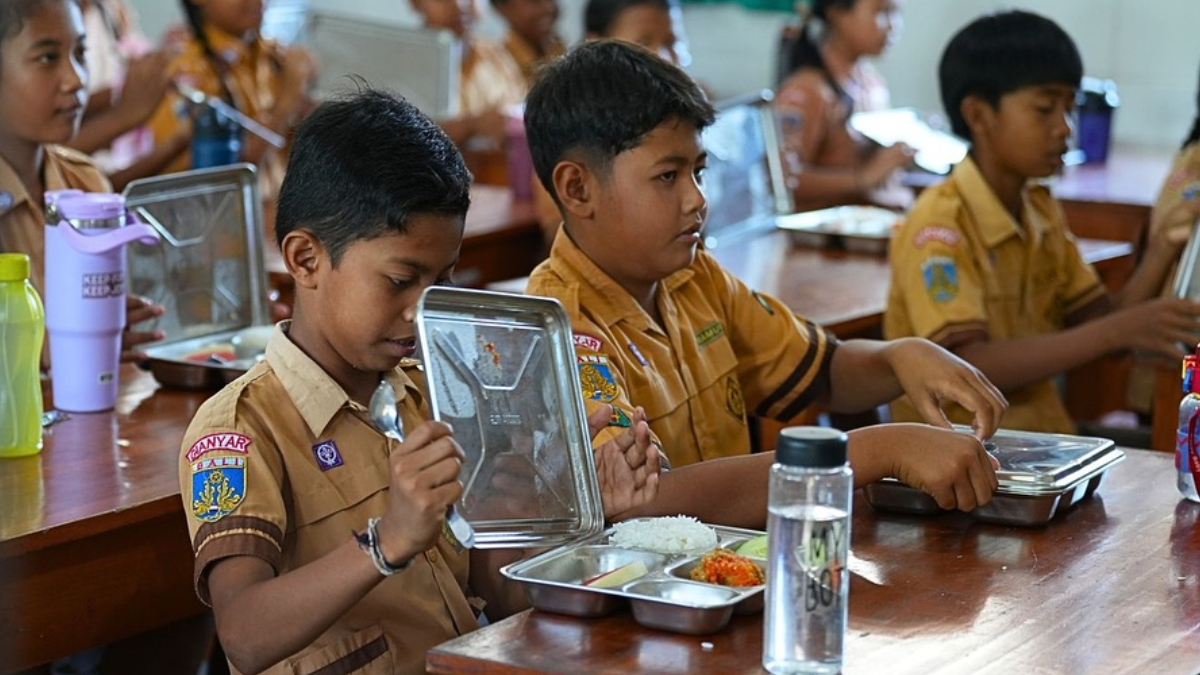 Para siswa menikmati hidangan MBG.