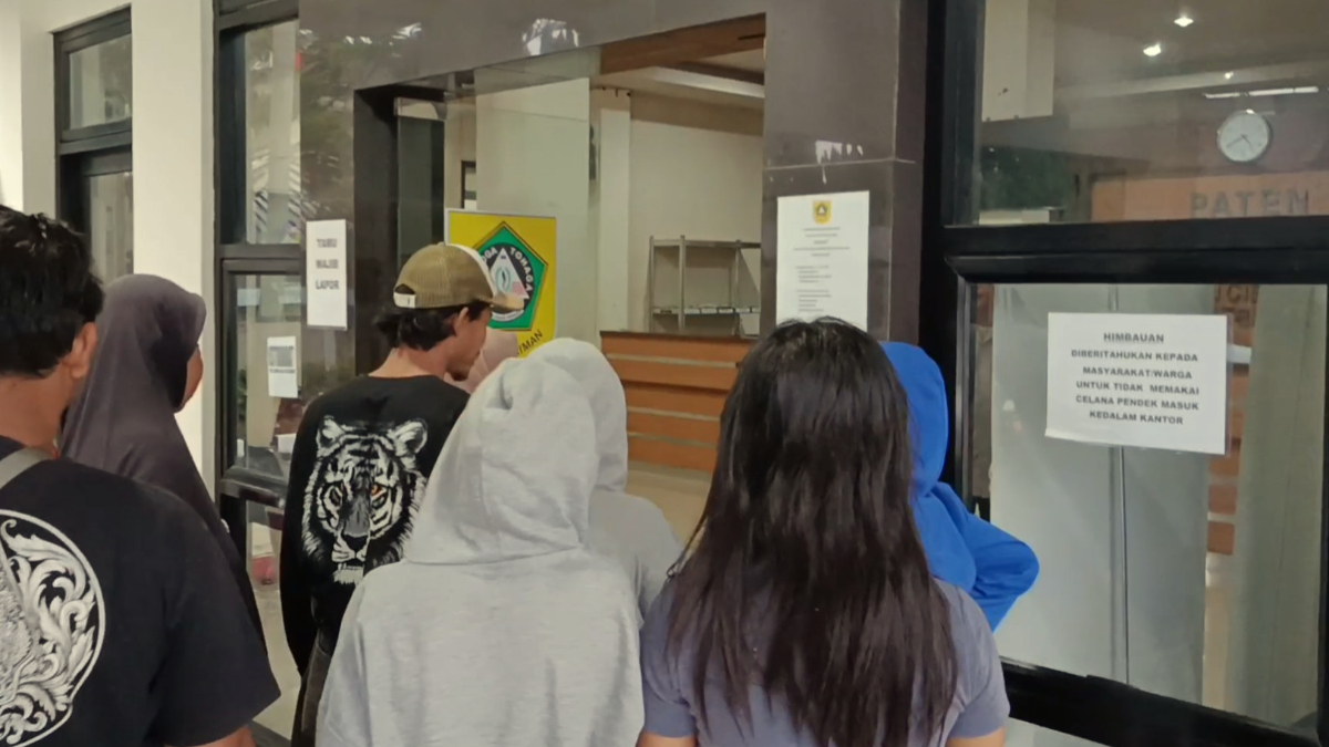 Petugas membawa para pelaku ke kantor Kecamatan Cibungbulang, Bogor.