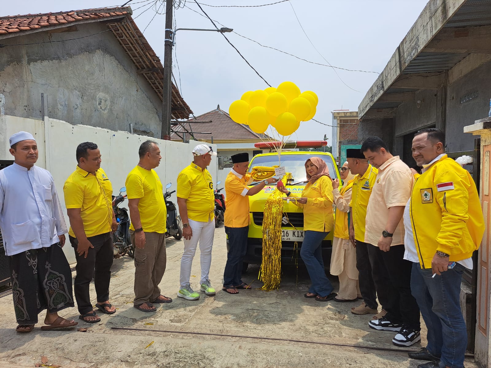 SOSIAL: Anggota DPRD Kabupaten Bogor dari Partai Golkar, Achmad Maulana secara simbolis melepas balon udara berisi harapan dan doa untuk Partai.