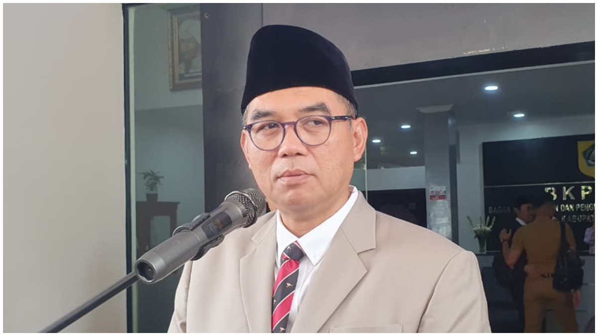 Sekda Kabupaten Bogor, Ajat Rochmat Jatnika saat menyampaikan keterangan soal pelantikan 25 pejabat.