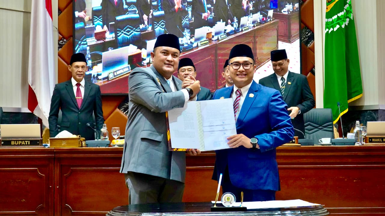 Bupati Bogor, Rudy Susmanto bersama Ketua DPRD Kabupaten Bogor Sastra Winara pada rapat paripurna di ruang rapat DPRD Kabupaten Bogor.