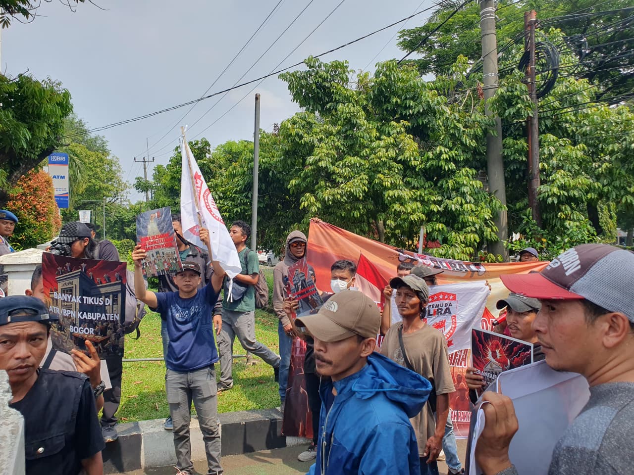 Sejumlah demonstran saat menggelar aksi di kantor ATR/BPN Kabupaten Bogor.