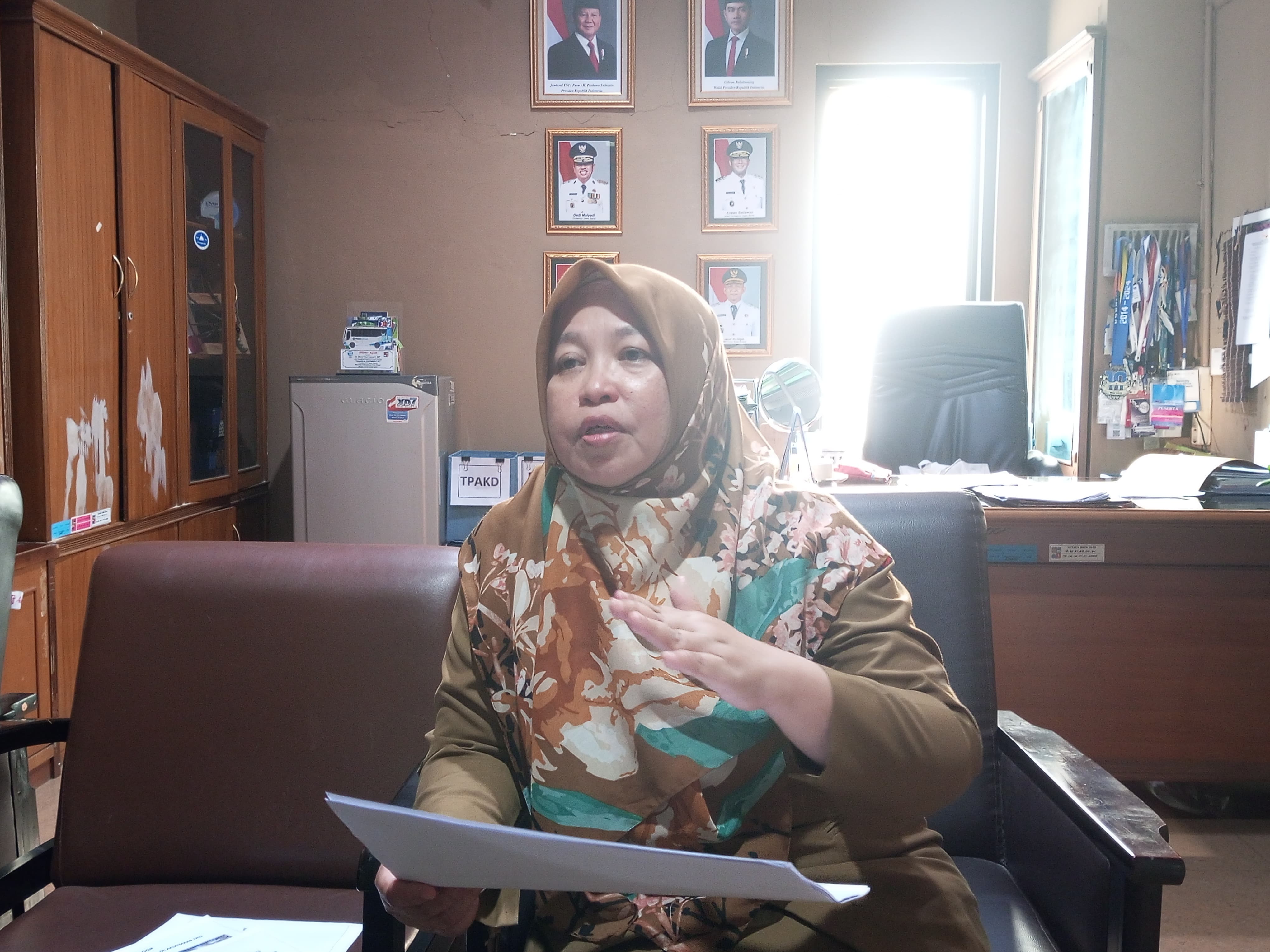 Kepala Bagian Perekonomian Setda Kota Bogor, Dewi Kurniasari, saat ditemui di ruang kerjanya.