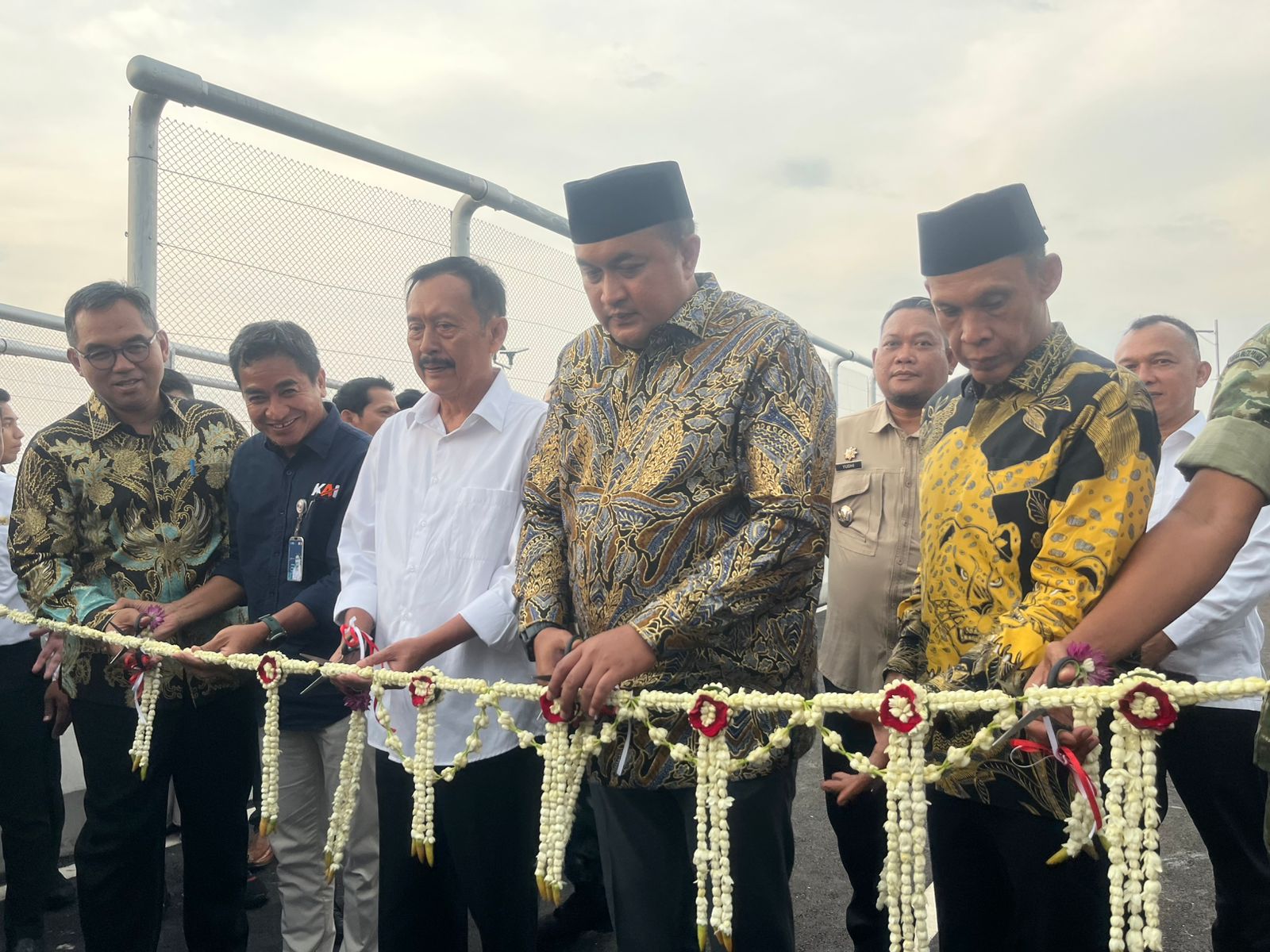 Pemkab Bogor bersama PT Mitra Abadi Utama (MAU) dan PT Kereta Api Indonesia (KAI) Daop 1 Jakarta meresmikan Flyover Soebianto di Jalan Raya Tenjo, Kecamatan Tenjo, Kabupaten Bogor, Selasa 21 Oktober.