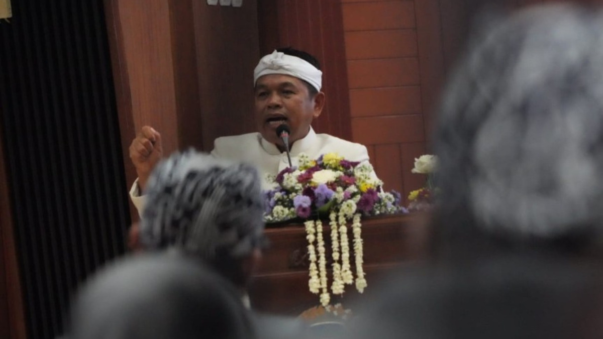 Gubernur Jawa Barat Dedi Mulyadi memberikan sambutan dalam peringatan Hari Jadi Kota Tasikmalaya.