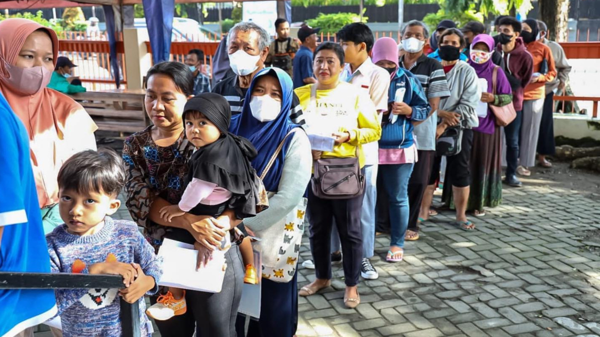 Ilustrasi KPM antre bansos