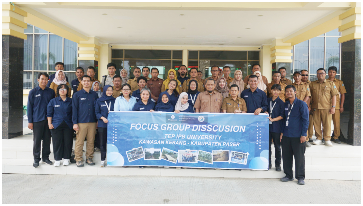 Tim Ekspedisi Patriot IPB University usai mengadakan&nbsp;FGD di&nbsp;Diskominfo Kabupaten Paser, Kalimantan Timur.&nbsp;