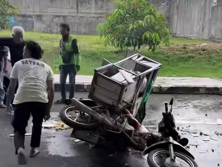 Kondisi sepeda motor penjual bakso Malang yang jatuh di Taman Yasmin, Kota Bogor.