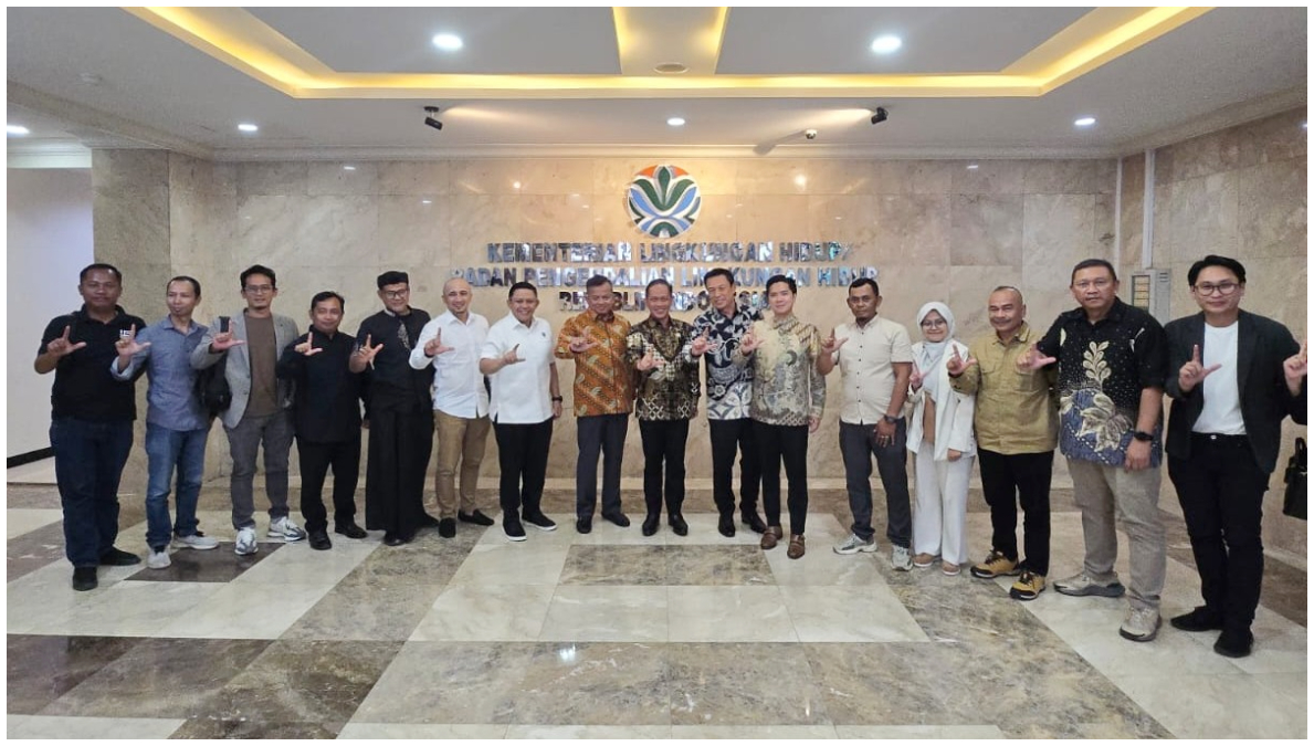 Anggota DPR RI Mulyadi dan perwakilan pengusaha di kawasan Puncak&nbsp;bersama&nbsp;Menteri LH Hanif Faisol usai beraudensi di Jakarta Sabtu, 18 Oktober 2025.