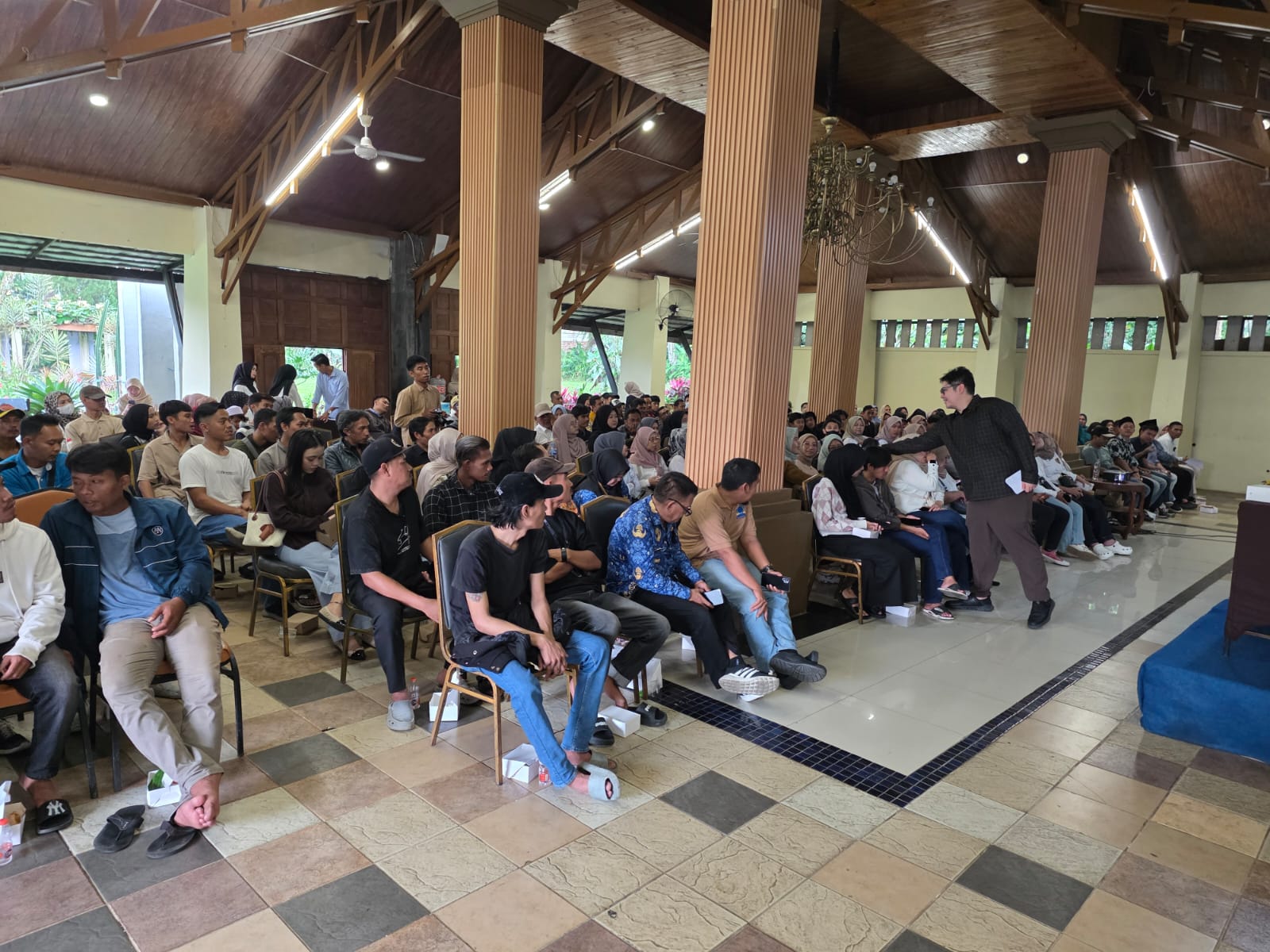 Ravindra Airlangga, saat menggelar kegiatan dialogue dan diskusi terkit layanan cek kesehatan gratis di Kecamatan Rumpin, Kabupaten Bogor, Selasa 21 Oktober 2025.