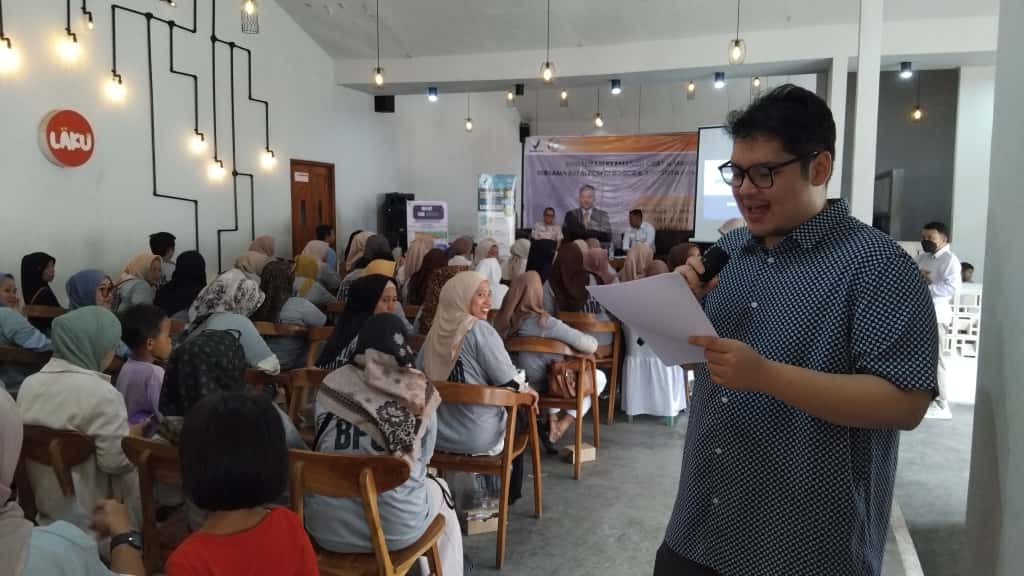 Anggota Komisi IX DPR RI, Ravindra Airlangga bersama Balai POM Bogor memberikan edukasi kepada masyarakat tentang pentingnya memastikan keamanan obat dan makanan, Selasa 21 Oktober 2025.