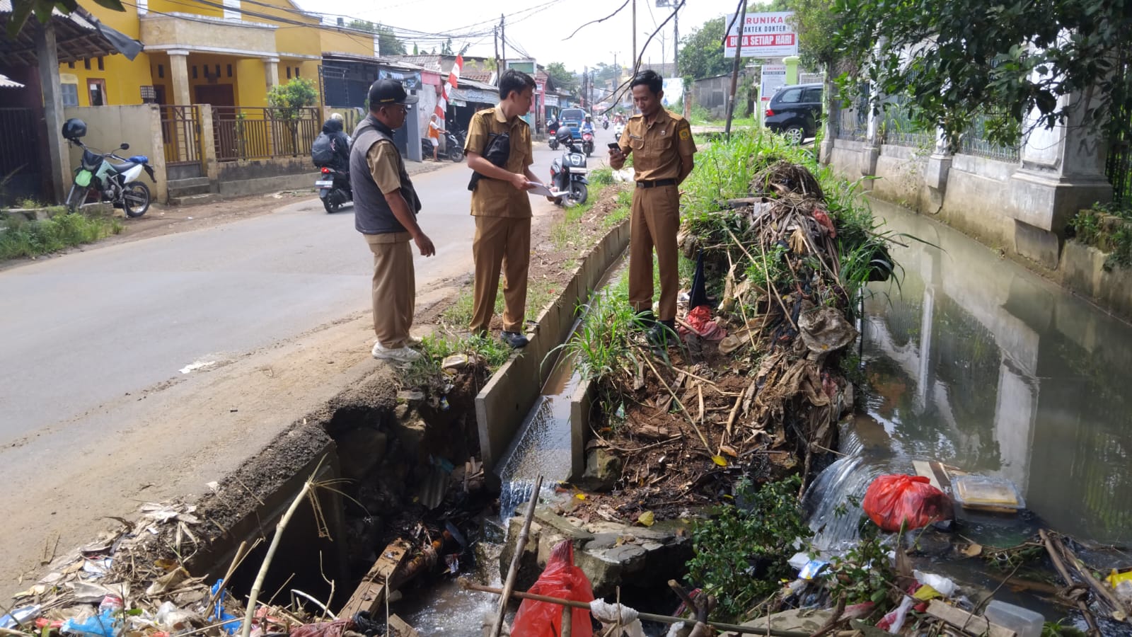 Buruknya sistem saluran irigasi di Sungai Citeureup menyebabkan banjir di Kampung dan Desa Barengkok, Kecamatan Leuwiliang, Kabupaten Bogor.