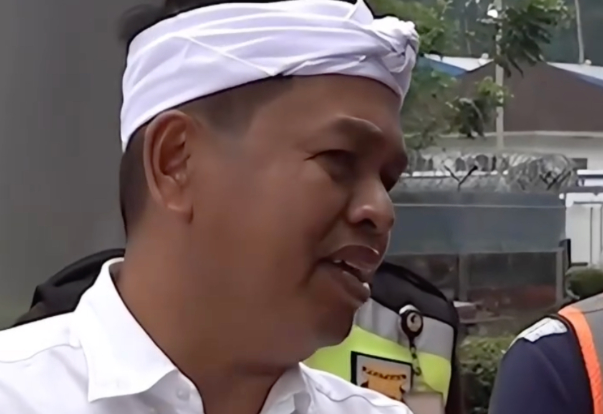 Gubernur Jawa Barat Dedi Mulyadi saat berkunjung ke perusahaan air mineral.
