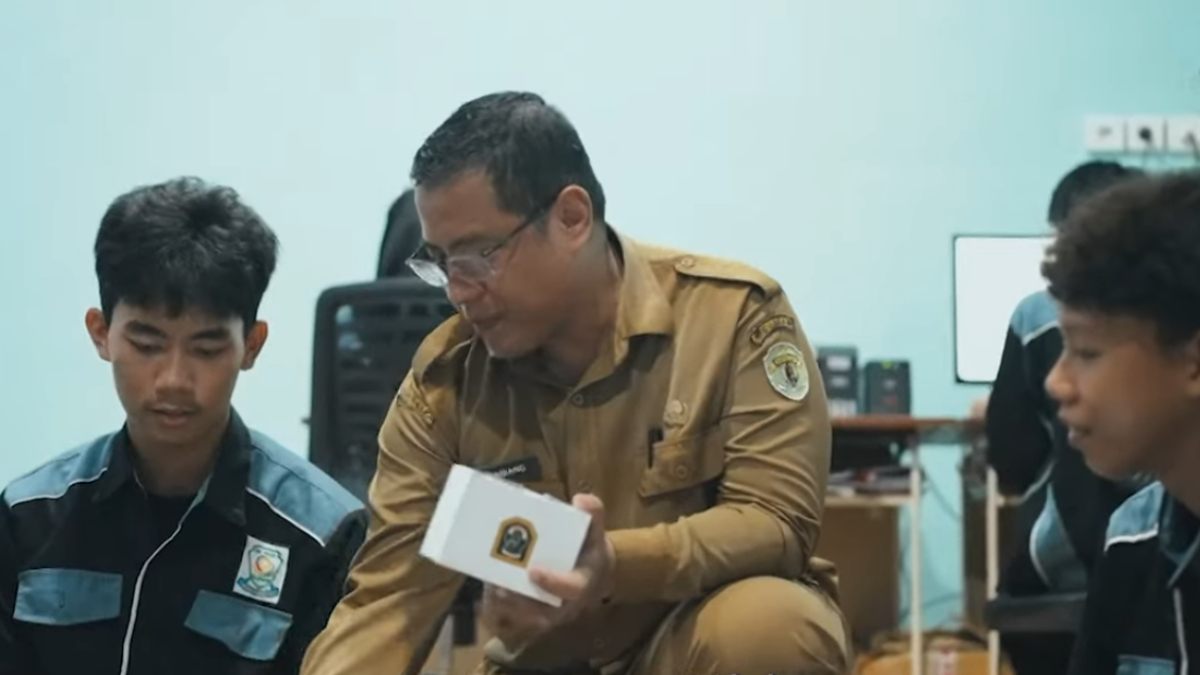 Ilustrasi guru yang sedang mengajar di kelas.&nbsp;