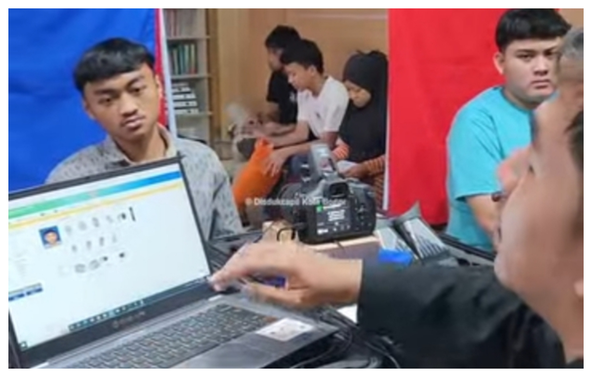Ilustrasi perekaman e-KTP pemula di program Layanan Sore-Malam (LSM Dukcapil) yang dilaksanakan Disdukcapil Kota Bogor di kelurahan.
