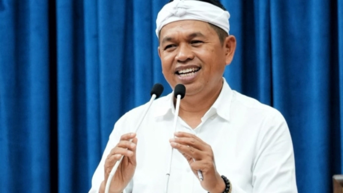 Gubernur Jawa Barat Dedi Mulyadi memberikan sambutan dalam sebuah pertemuan.