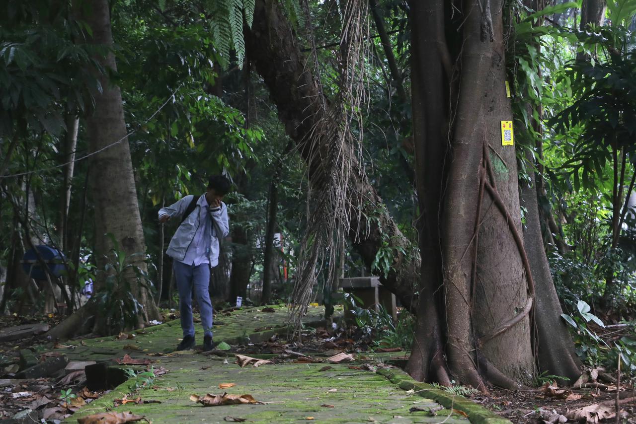 Warga beraktivitas di kawasan Hutan Kota, Jalan Ahmad Yani, Kota Bogor, Jawa Barat, Senin (20/10/2025).