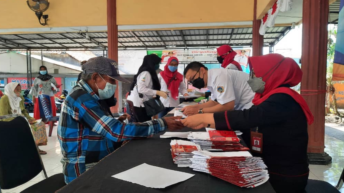 Ilustrasi penyaluran bansos ke KPM melalui KKS.