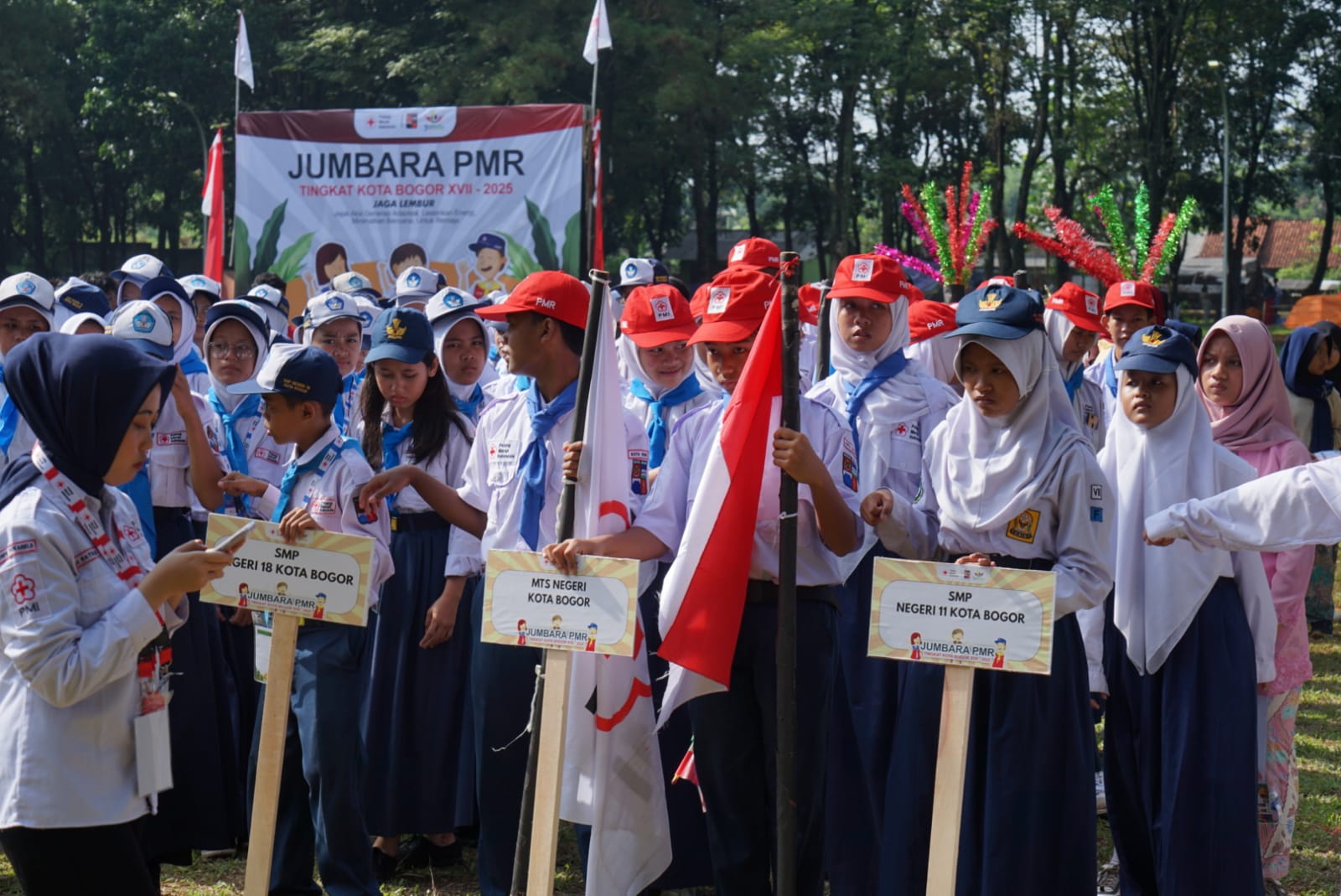 Tim Kontingen PMR dari berbagai SMP dan SMA se-Kota Bogor mengikuti Jumbara PMR XVII di Bumi Perkemahan Mandala, Kecamatan Sukaraja, Kabupaten Bogor, Rabu 22 Oktober 2025.