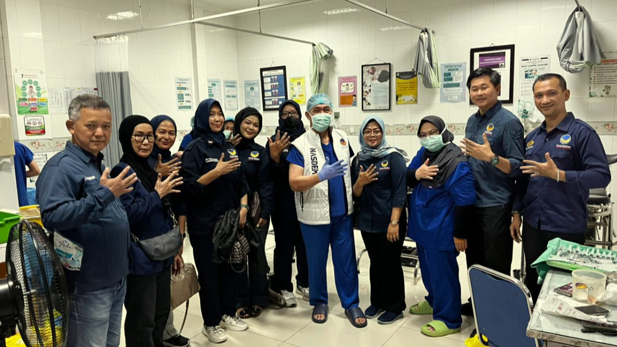 Kader Partai NasDem Kabupaten Bogor berfoto bersama usai pemeriksaan kesehatan gratis hingga pelayanan KB.