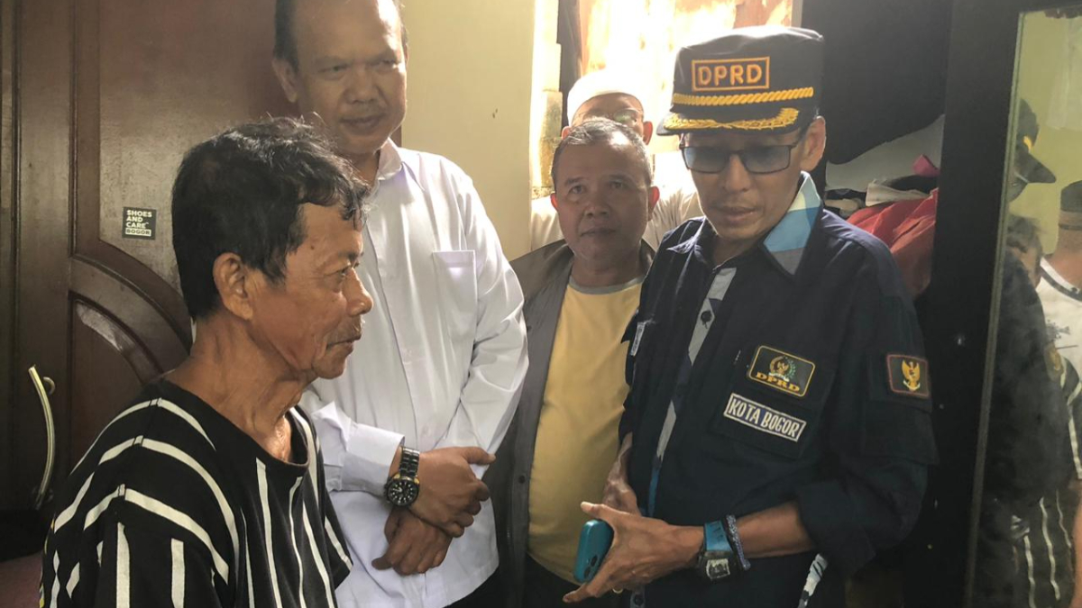Anggota DPRD Kota Bogor Syafrudin Bima saat meninjau dua rumah warga yang longsor di Kelurahan Tanah Sareal.