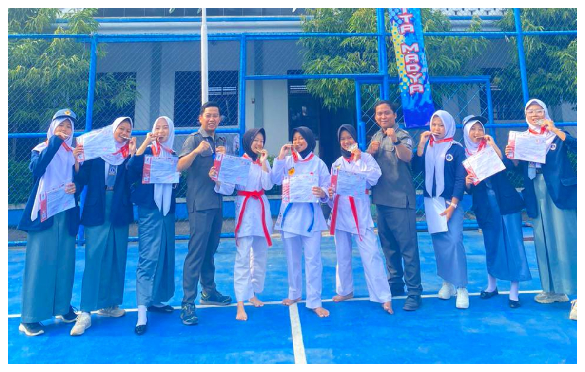 Siswa Giri Taruna Jasinga, Kabupaten Bogor, meraih 3 medali emas dan 6 medali perak di ajang Piala Kemenpora Senkaido Open International Karate Championship di GOR Ciracas, Jakarta Timur.
