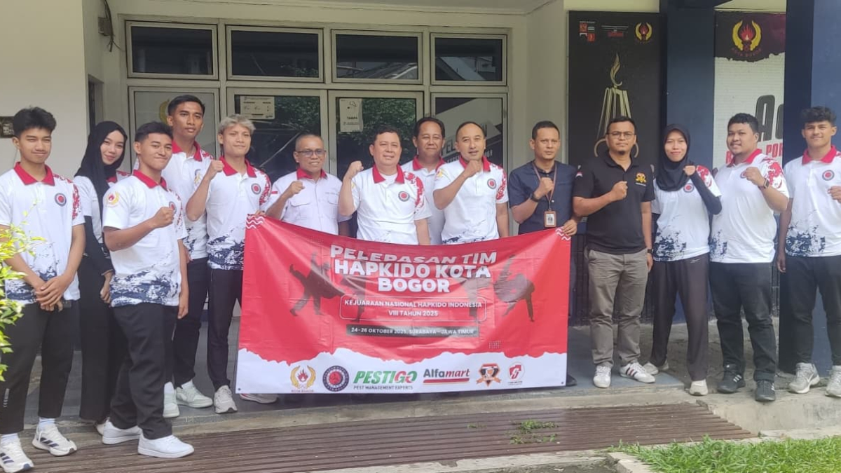 Para atlet dan pelatih Hapkido Kota Bogor dilepas oleh Kepala Dispora Anas S Rasmana, Sekum KONI  Benhard Nicolas dan Penasehat Pengcab HI Awaluddin Sarmidi.