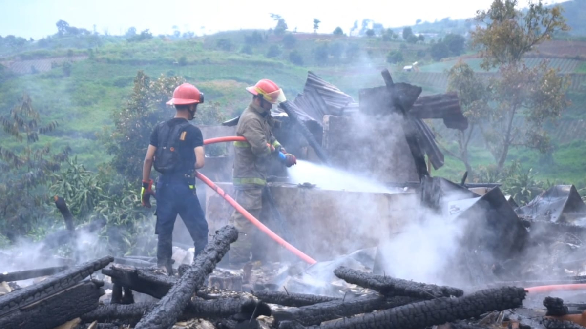 Damkar Sektor Cariu Kabupaten Bogor saat melakukan proses pemadaman api yang menghanguskan dua rumah di Desa Sukawangi, Kecamatan Sukamakmur, Rabu, 22 Oktober 2025.