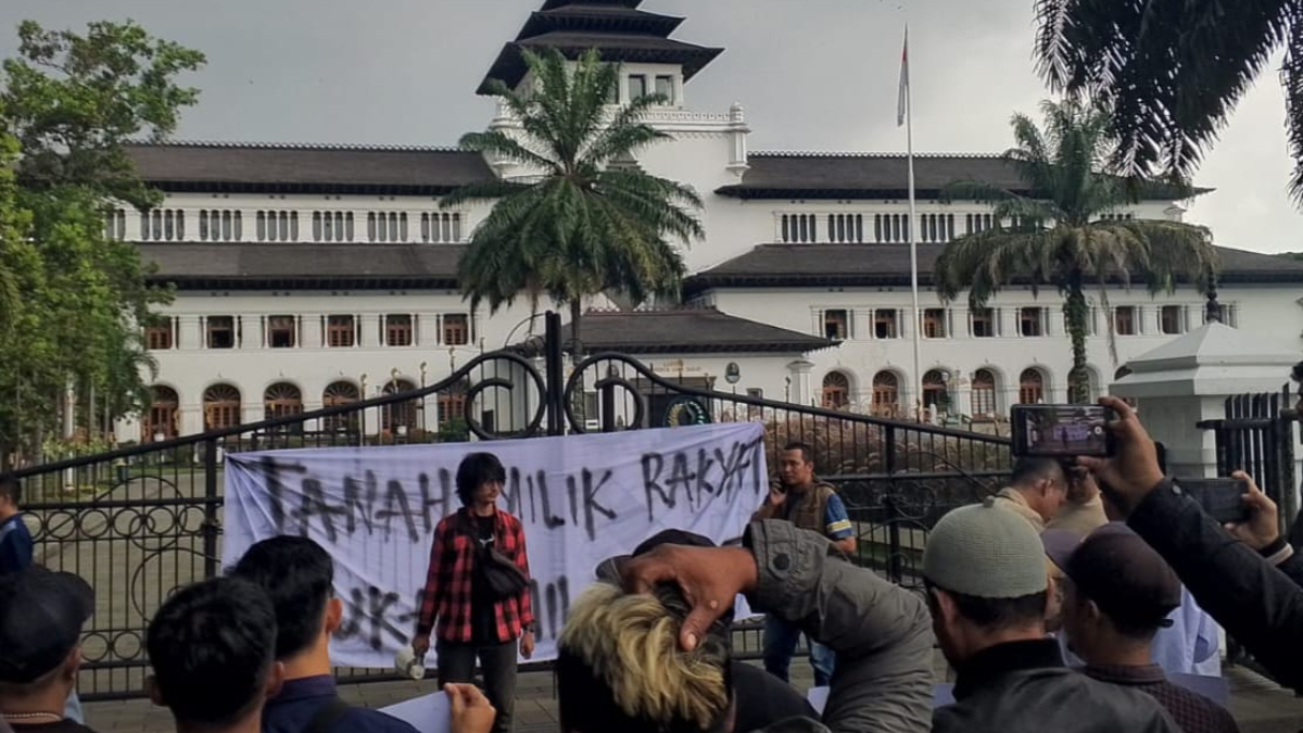 Petani asal Cijeruk dan Cigombong, Kabupaten Bogor melakukan aksi Gedung Sate dan Kantor Wilayah (Kanwil) ATR/BPN Provinsi Jawa Barat.