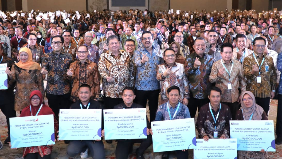Akad massal Kredit Usaha Rakyat (KUR) bagi 800 ribu debitur dan peluncuran Kredit Program Perumahan (KPP) di Surabaya, Jawa Timur.