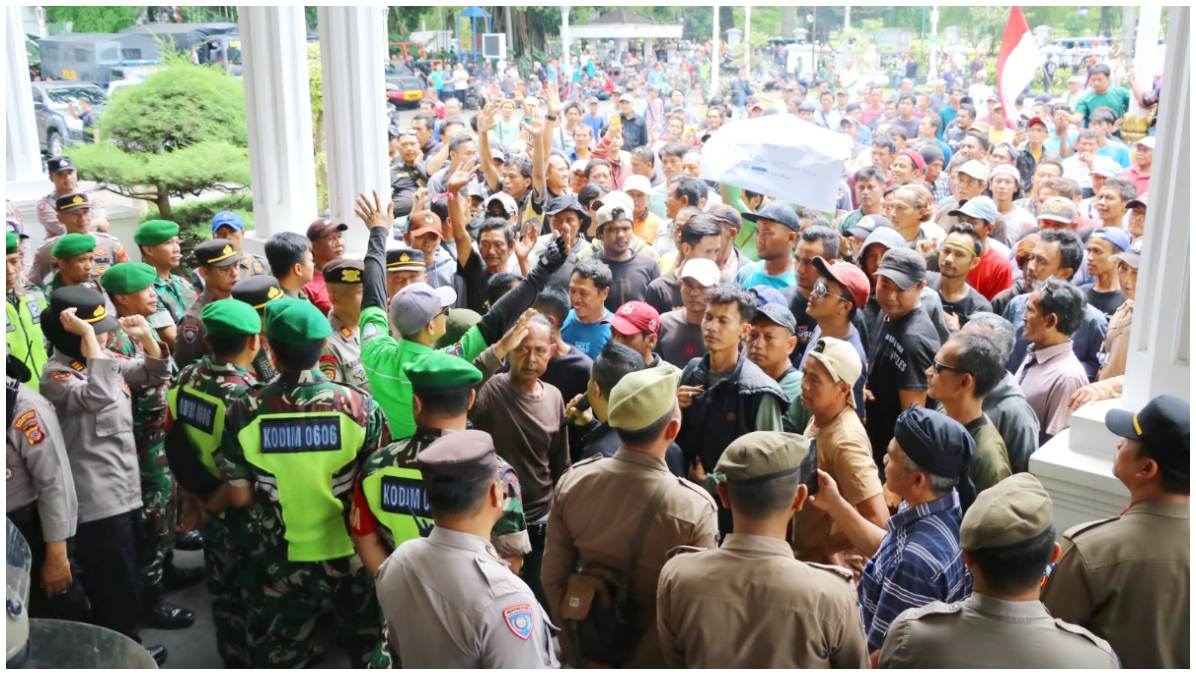 Aksi demo sopir angkot di Balai Kota Bogor Kamis 23 Oktoberr 2025.