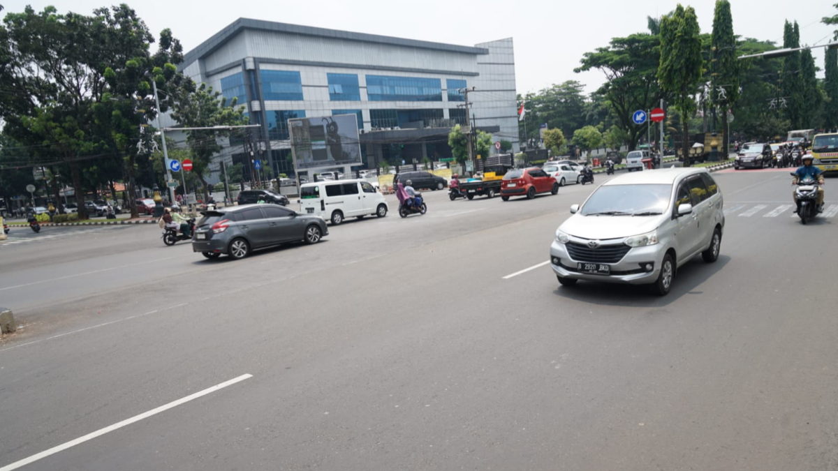 Suasana di Jalan Tegar Beriman Cibinong, Kabupaten Bogor. Pada minggu ini rencananya akan dimulai pelaksanaan car free day (CFD).