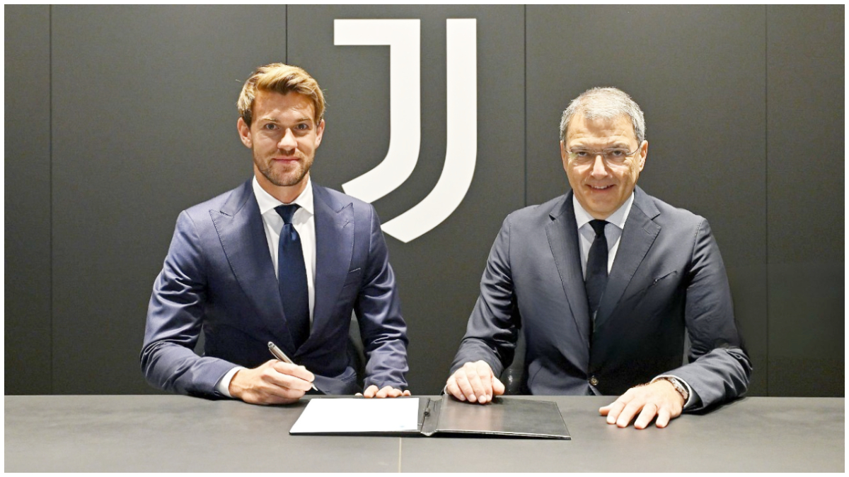 Daniele Rugani menandatangani perpanjangan kontrak bersama Juventus hingga 2028, didampingi petinggi klub di Allianz Stadium, Turin.