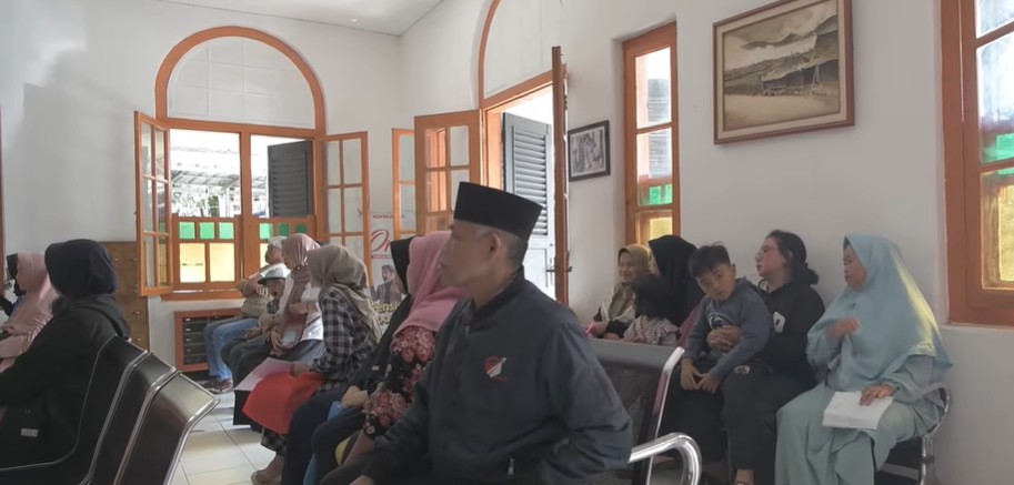 Ilustrasi KPM BLTS Kesra tengah mengantri pencairan dana Rp900.000