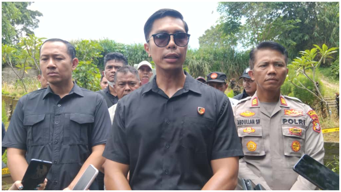 Kasat Reskrim Polres Metro Depok, Kompol Made Gede Oka Utama saat dimintai keterangan hasil ekshumasi di TPU Kalang Anyar, Kecamatan Bojonggede, Kabupaten Bogor, Kamis 23 Oktober 2025.