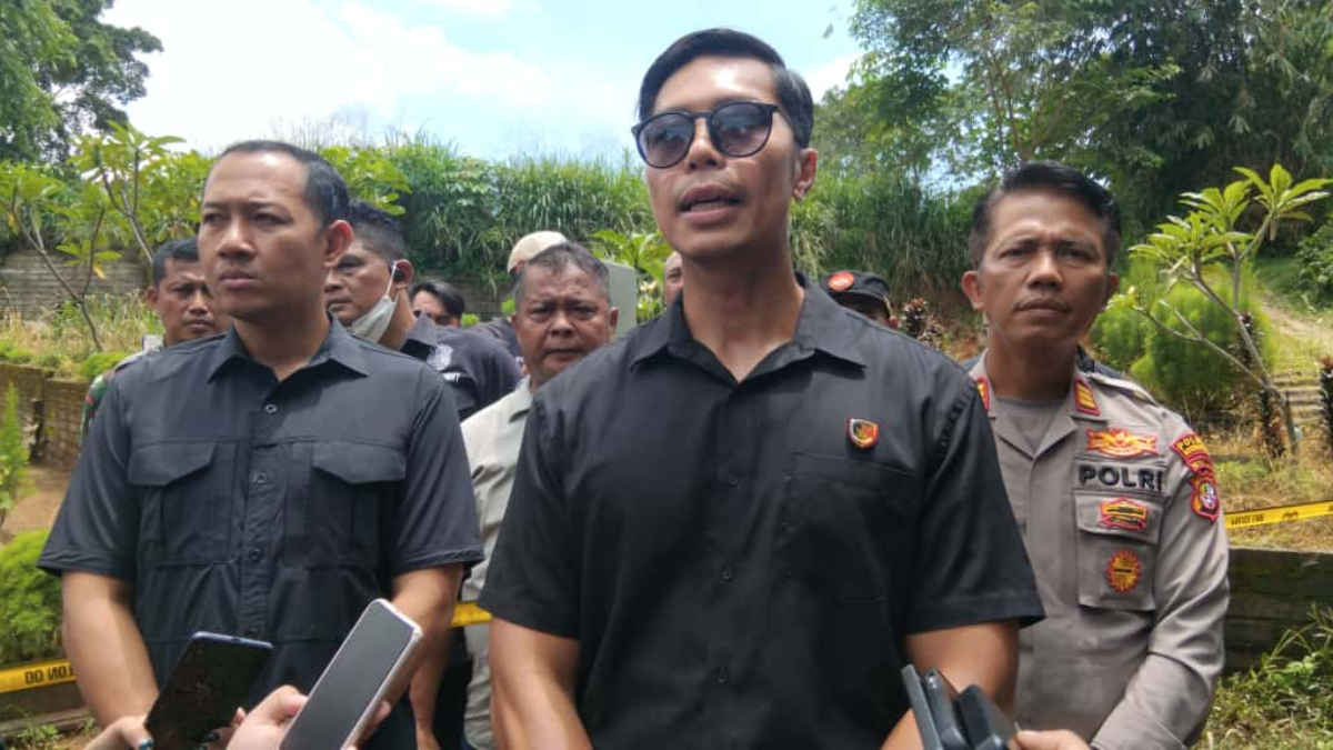 Kasat Reskrim Polres Metro Depok Kompol Made Gede Oka Utama saat memberi keterangan kepada wartawan di TPU Kalang Anyar, Kecamatan Bojonggede, Kabupaten Bogor, Kamis 23 Oktober 2025.