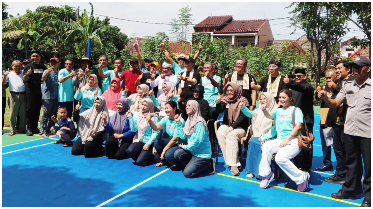 Foto bersama juri Bogorku Bersih dan warga Perumahan Katelia Taman Yasmin RT 01 RW 09, Kelurahan Cilendek Timur, Kecamatan Bogor Barat.