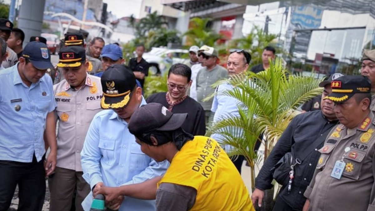 Wali Kota Depok saat meninjau penanganan banjir Jalan Margonda Kamis 23 Oktober 2025.