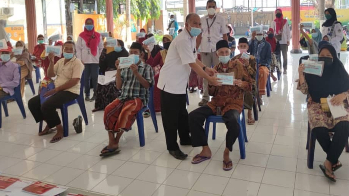 Ilustrasi: Suasana penyaluran bantuan sosial (bansos).