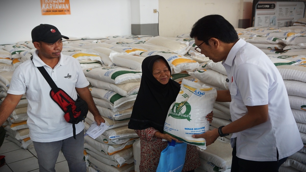 Penyaluran bansos beras 20 kg kepada KPM Oktober 2025
