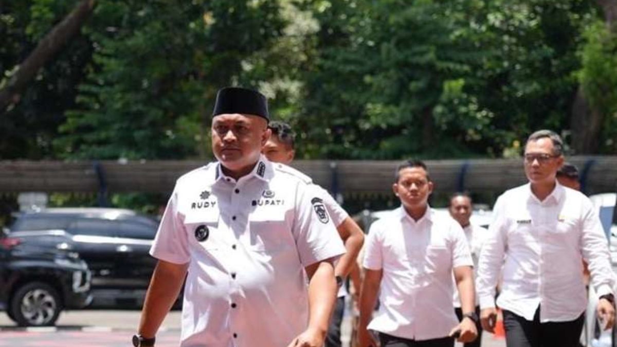 Bupati Bogor Rudy Susmanto saat mendatangi Gedung A Kementerian Dalam Negeri (Kemendagri).